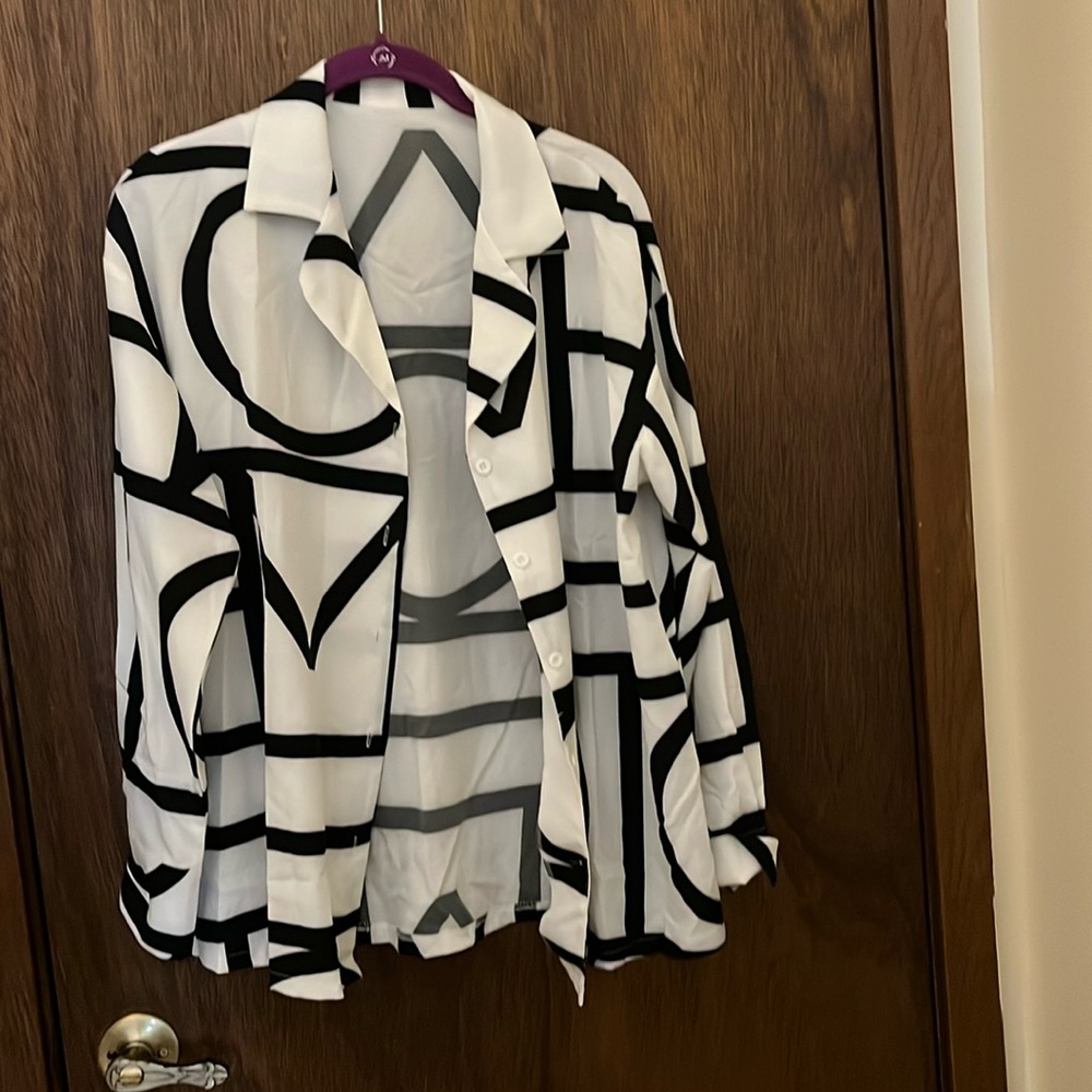 Black-and-white long sleeve shirt from Shane size medium never worn